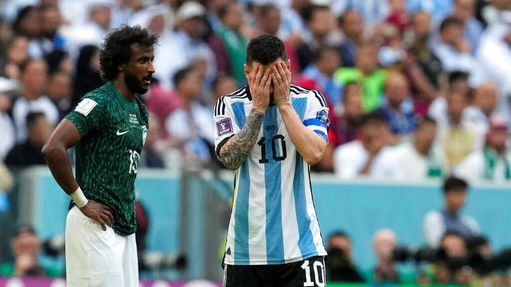 Messi grabbing his face after having lost against Saudi Arabia
