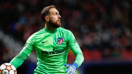 Jan Oblak about to throw the ball with his right arm
