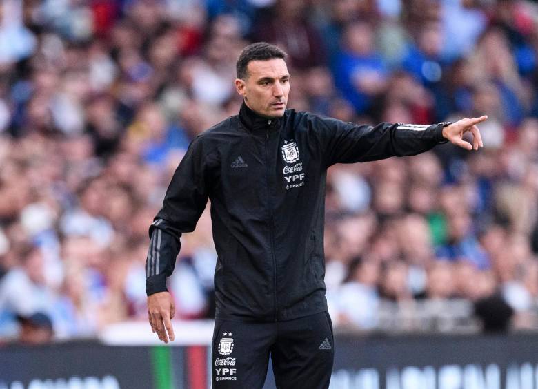 Lionel Scaloni pointing to the front with his left hand
