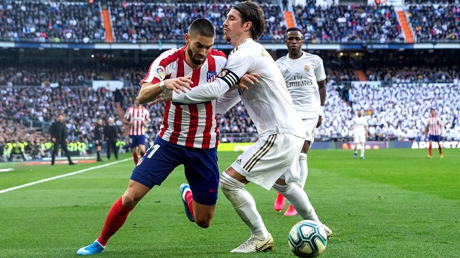 Yannick Carrasco disputing a ball with Sergio Ramos